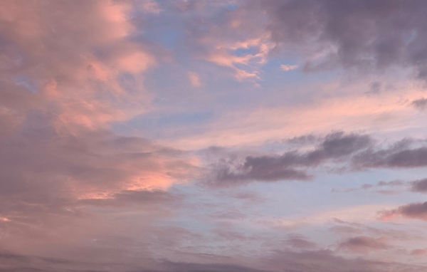 Серые облака в розовом небе на рассвете