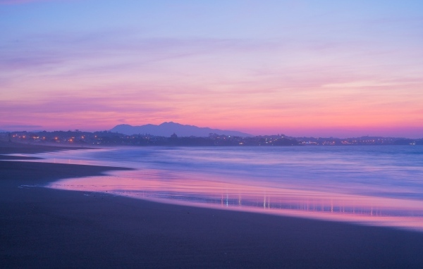 Сиреневый закат над морем в сумерках