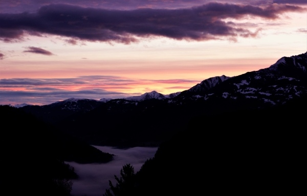 Розовый закат над покрытыми снегом горами