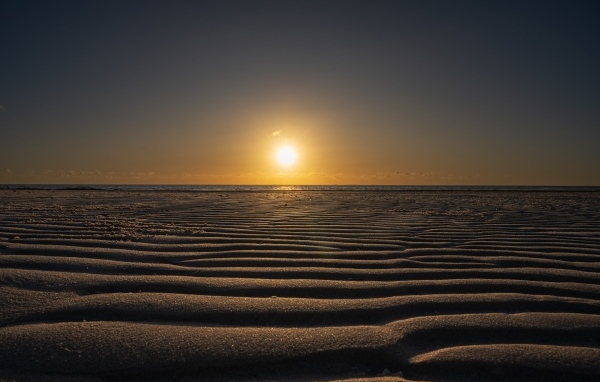Рассвет солнца над пустыней