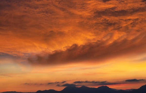 Густые облака оранжевого цвета на закате