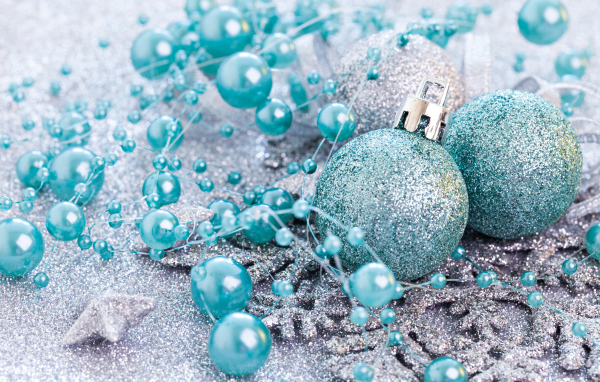 Красивые блестящие елочные шарики с бусами