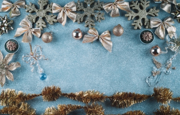 Бантики и мишура на голубом фоне для новогодней открытки