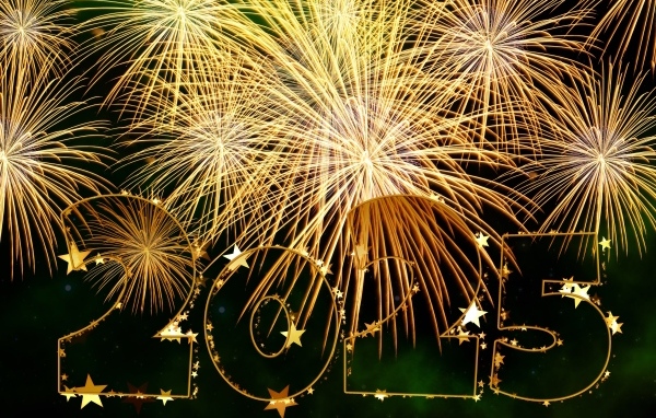 Яркий салют с цифрами на новый год 2025