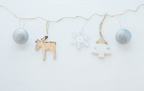 Елочная гирлянда на сером фоне