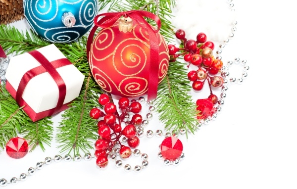 Разноцветные елочные игрушки с ветками на белом фоне