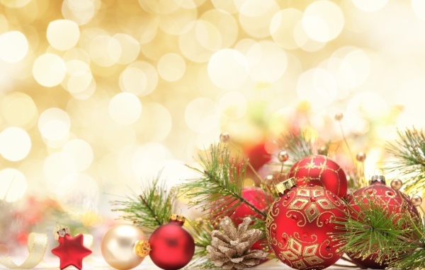 Красные шарики с еловыми ветками,  шаблон для открытки на Новый год