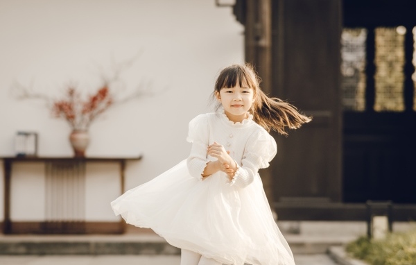 Девочка азиатка в красивом белом платье