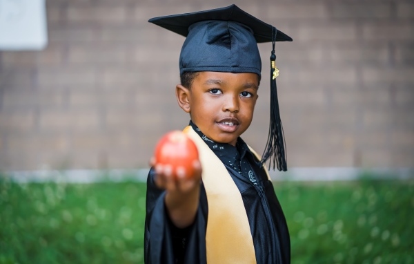 Темнокожий мальчик в костюме ученого