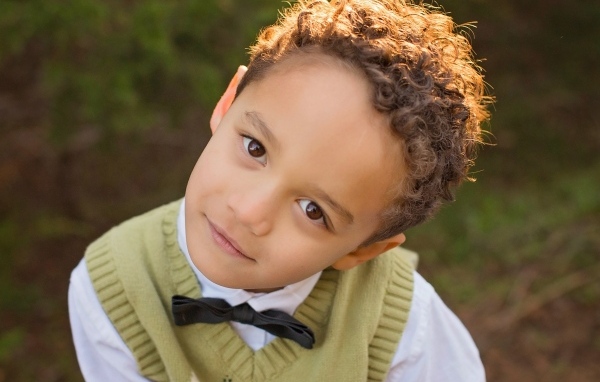 Кареглазый мальчик с кудрявыми волосами