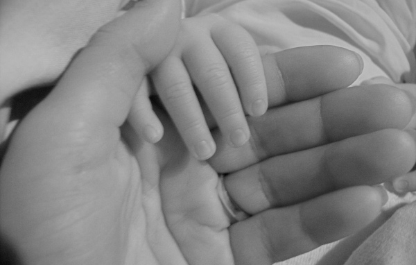 Рука ребенка в руке мамы