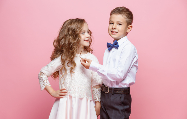 Пара мальчик и девочка на розовом фоне