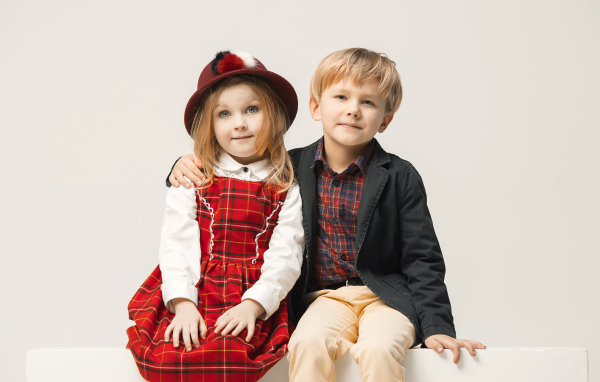 Пара мальчик и девочка на белом фоне