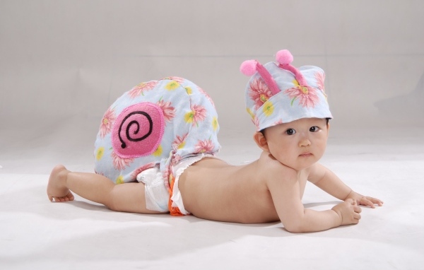 Милый азиатский ребенок в костюме гусеницы