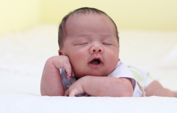 Милый спящий новорожденный ребенок 