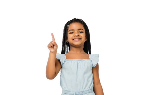 Темнокожая маленькая девочка на белом фоне