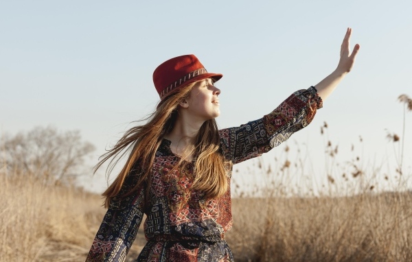 Девочка в шляпе на поле в лучах солнца
