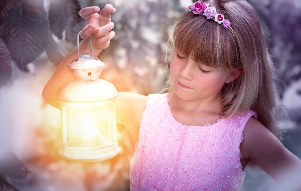 Девочка с фонариком в руках 