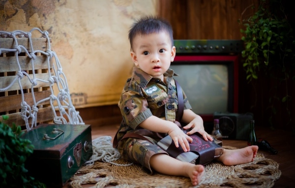 Маленький мальчик азиат в военной форме