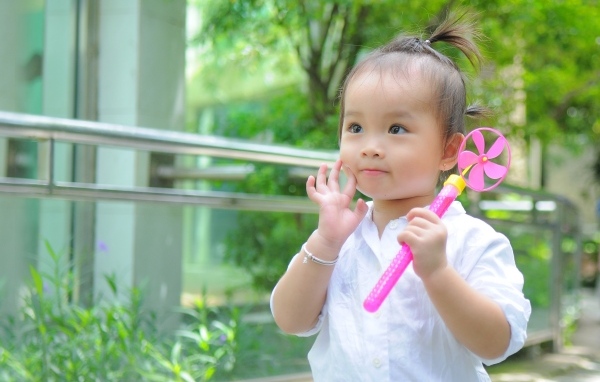 Маленькая девочка азиатка с игрушкой в руках