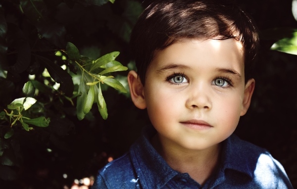 Маленький мальчик с красивыми большими глазами