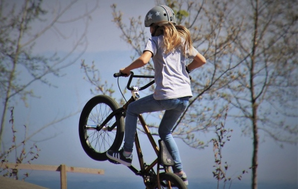 Маленькая девочка на велосипеде 