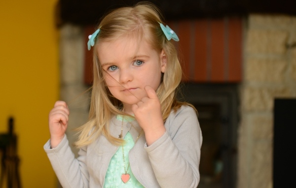 Маленькая девочка с заколками в волосах 