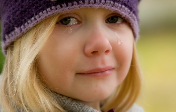 Маленькая девочка со слезами на лице