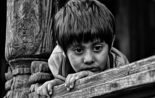 Маленький грустный мальчик черно-белое фото