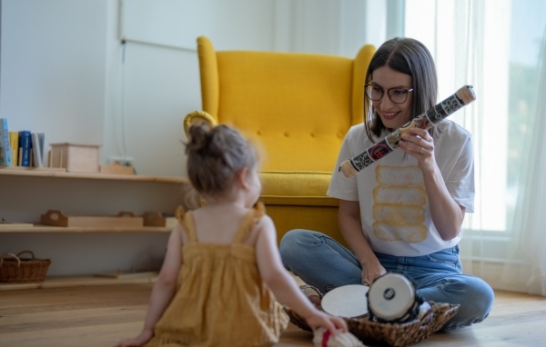 Мама играет с маленькой дочерью