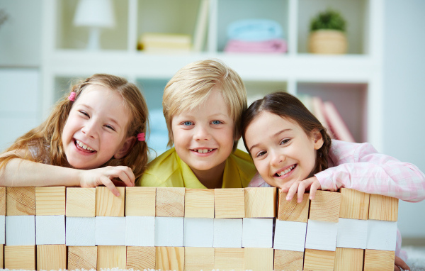 Улыбающиеся дети с кубиками