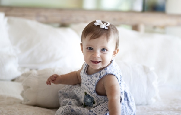 Улыбающаяся маленькая девочка в платье