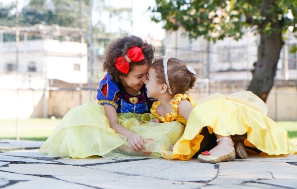 Две маленькие сестры играют под деревом