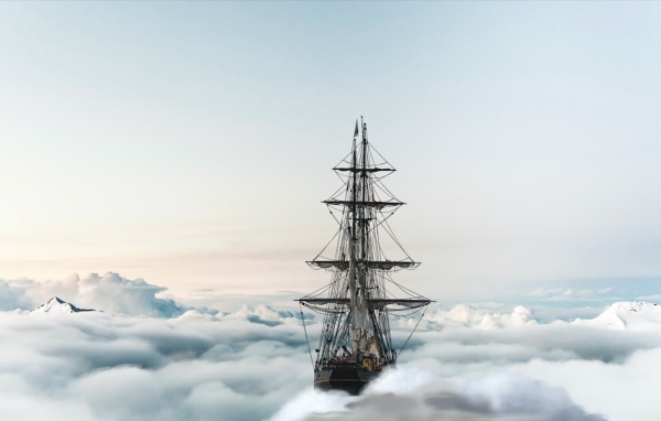 Большой парусный корабль плывет по облакам