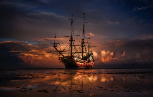 Большой корабль идет на мель на закате