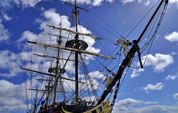 Большая трехмачтовая парусная яхта на фоне неба