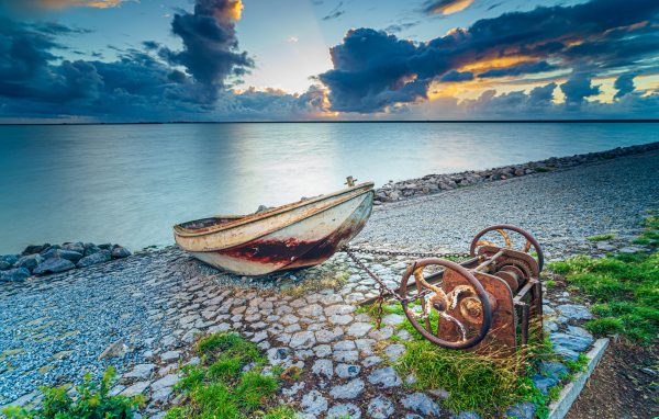 Старая лодка на берегу моря 