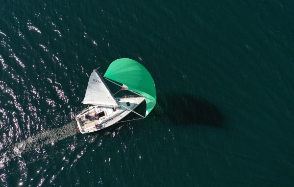 Вид сверху на парусную яхту в море