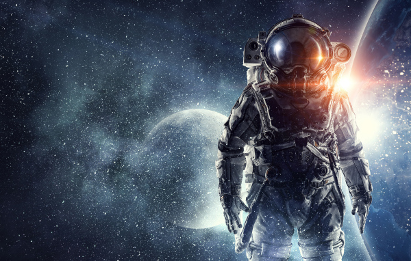 Астронавт в костюме на фоне луны