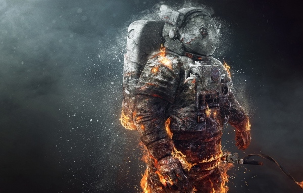 Астронавт NASA  в огненном скафандре