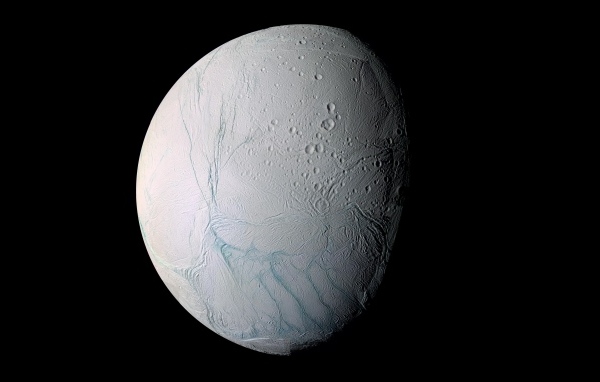 Светлая сторона планеты на черном фоне