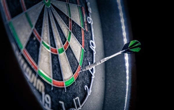 Острый дротик в мишени для дартс