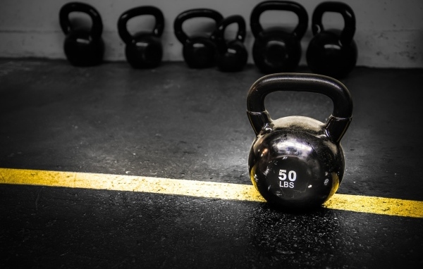 Большая тяжелая гиря в спортзале