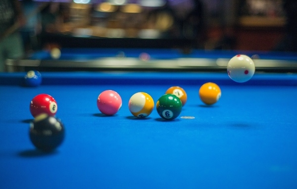 Шары для бильярда на голубом столе