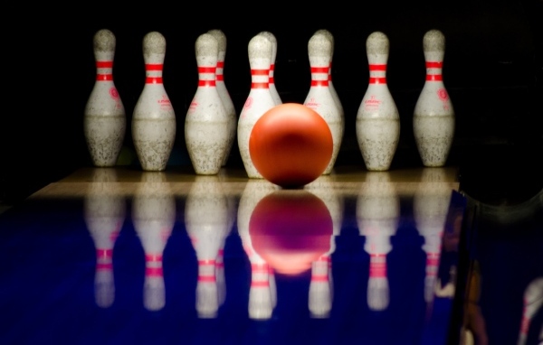 Шар с кеглями для игры в боулинг 