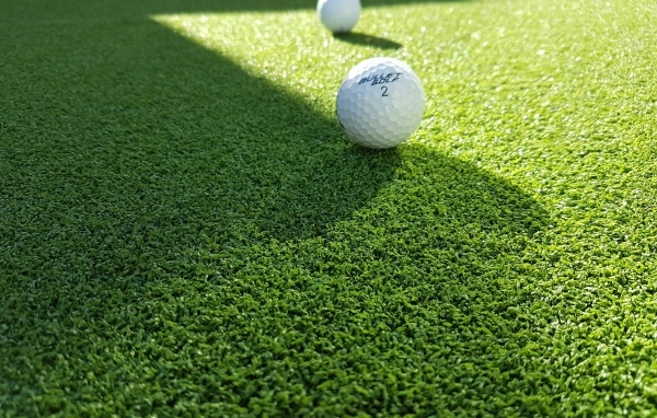 Мячи для гольфа на зеленой траве