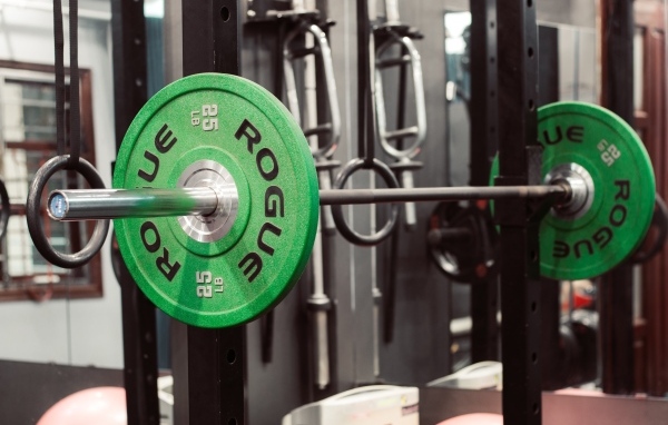 Тяжелая штанга в спортзале