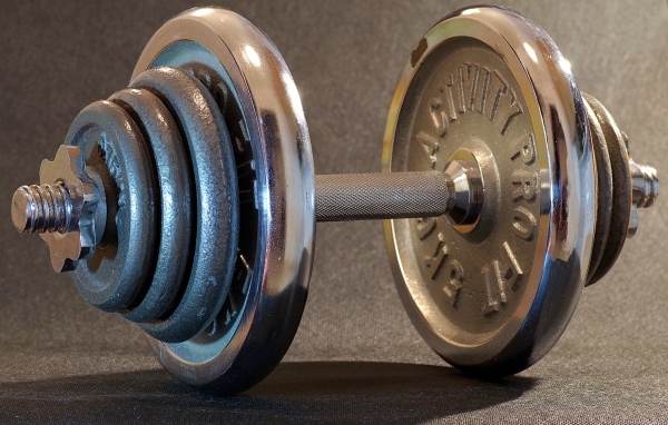 Большая тяжелая железная гантеля