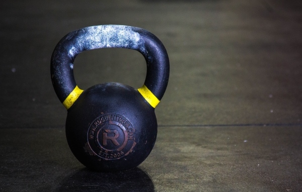 Большая железная гиря 