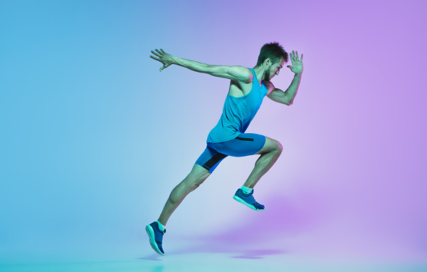 Мужчина бегун позирует для фото 